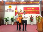 Chánh Thanh tra tỉnh Nguyễn Văn Thơm trao quyết định nghỉ hưu và tặng hoa chúc mừng đ/c Huỳnh Châu