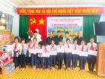 Lãnh đạo các đơn vị tặng quà cho các cháu học sinh