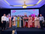 Lãnh đạo Thanh tra tỉnh chụp ảnh lưu niệm với nữ công chức Thanh tra tỉnh Gia Lai