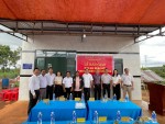 Các đại biểu chụp ảnh lưu niệm với vợ chồng ông Kpuih Rú