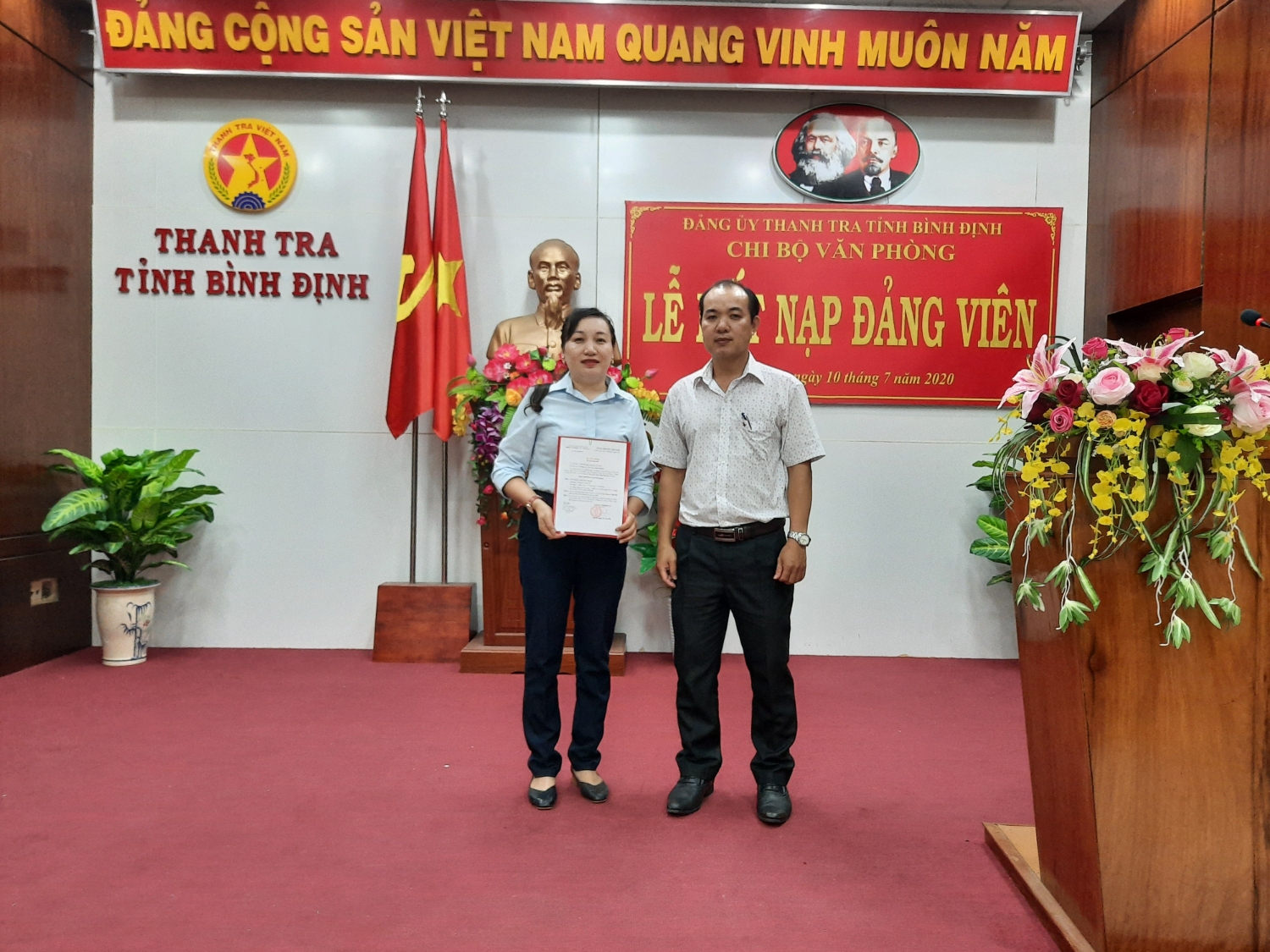 Đ/c Phan Trung, Đảng ủy viên, Bí thư Chi bộ Văn phòng trao quyết định kết nạp đảng viên cho quần chúng Lâm Thị Quí