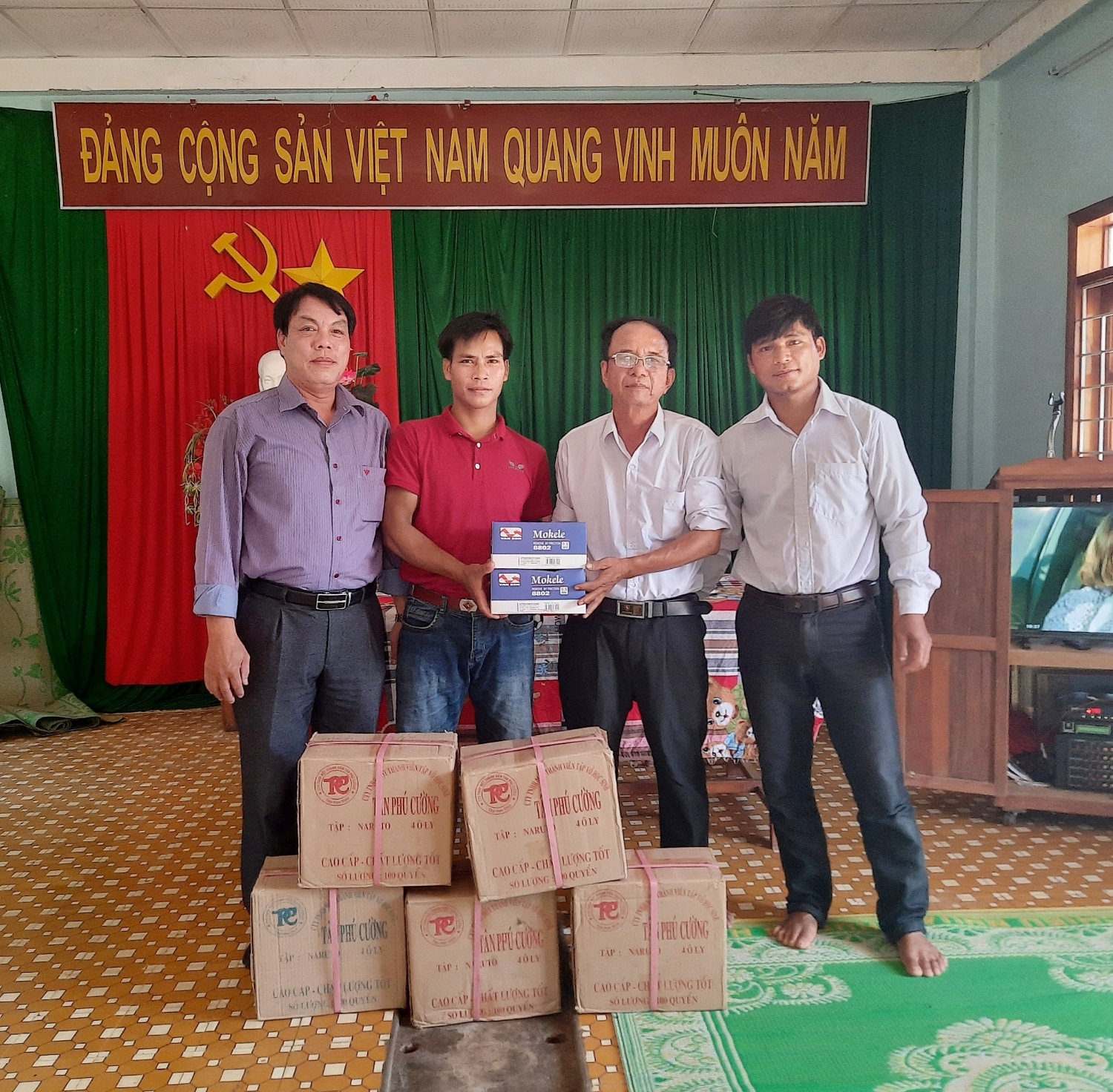 Đ/c Nguyễn Thanh Hải, Phó Chánh Thanh tra tỉnh và Đ/c Nguyễn Thái Học, Giám đốc Công ty CP SXTM&XD Hoài Nhơn trao quà cho đại diện Ban Nhân dân thôn 5