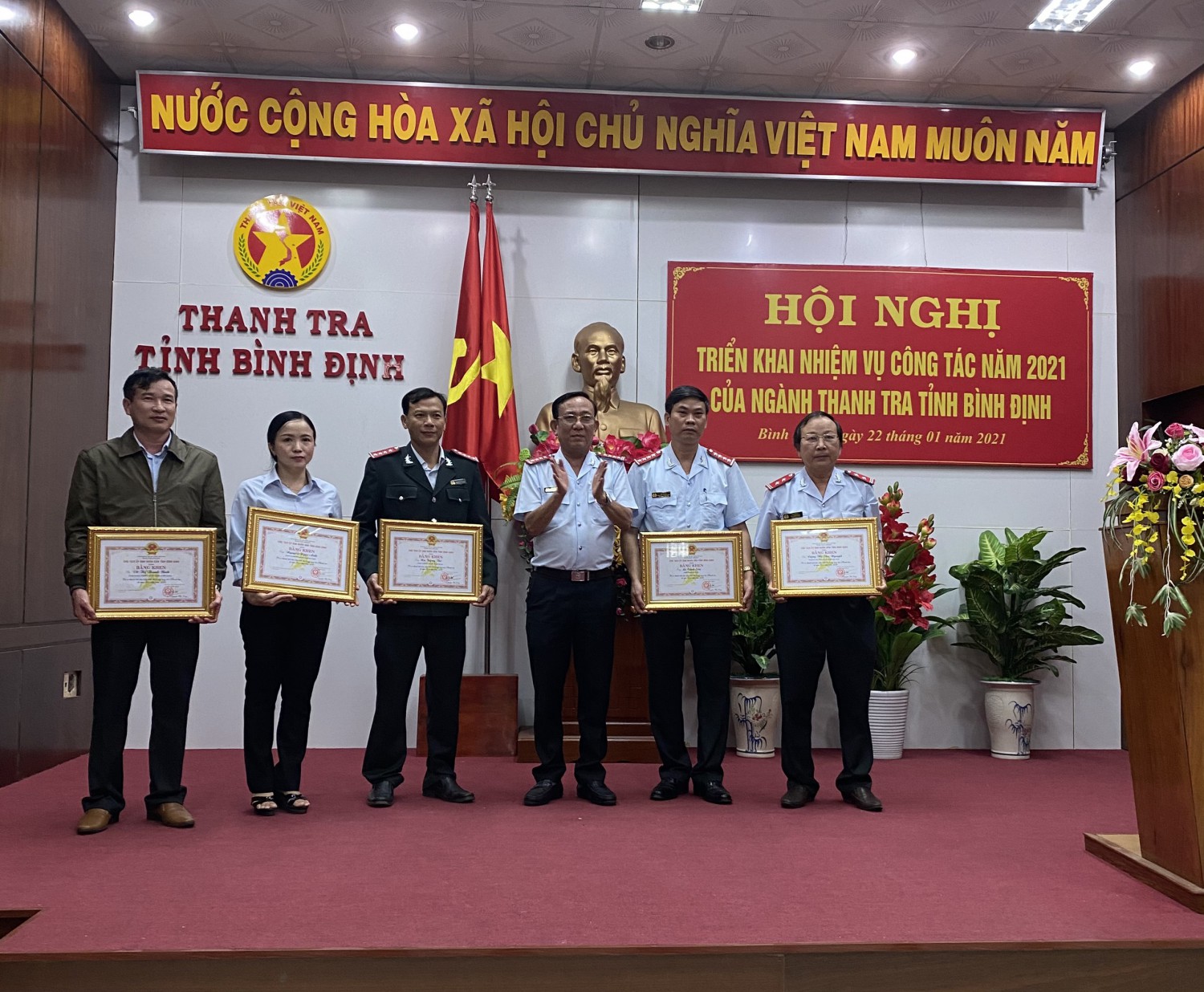 Đ/c Nguyễn Văn Thơm, TUV, Chánh Thanh tra tỉnh trao Bằng khen của Chủ tịch UBND tỉnh cho các tập thể, cá nhân thuộc Thanh tra các ngành, địa phương