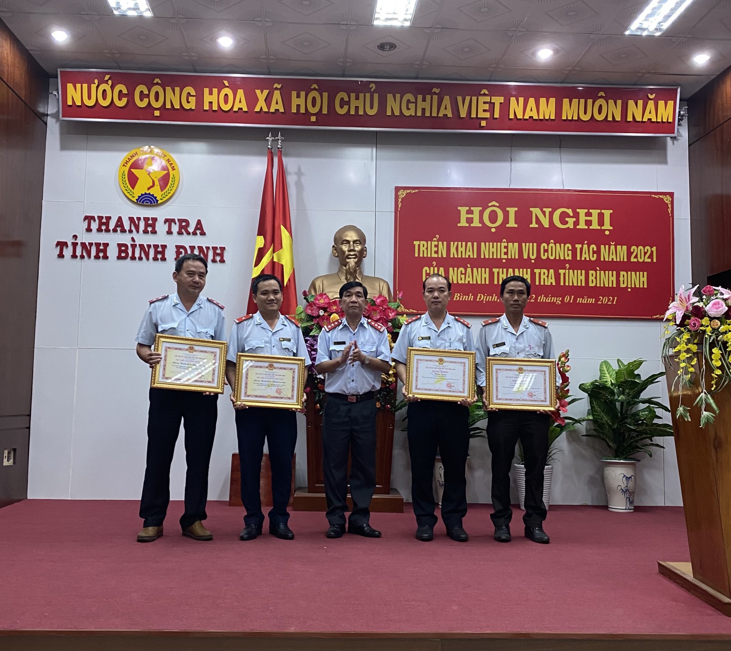 Đ/c Nguyễn Xuân Sơn, Phó Chánh Thanh tra Thường trực trao Bằng khen của Chủ tịch UBND tỉnh cho các tập thể, cá nhân thuộc Thanh tra tỉnh
