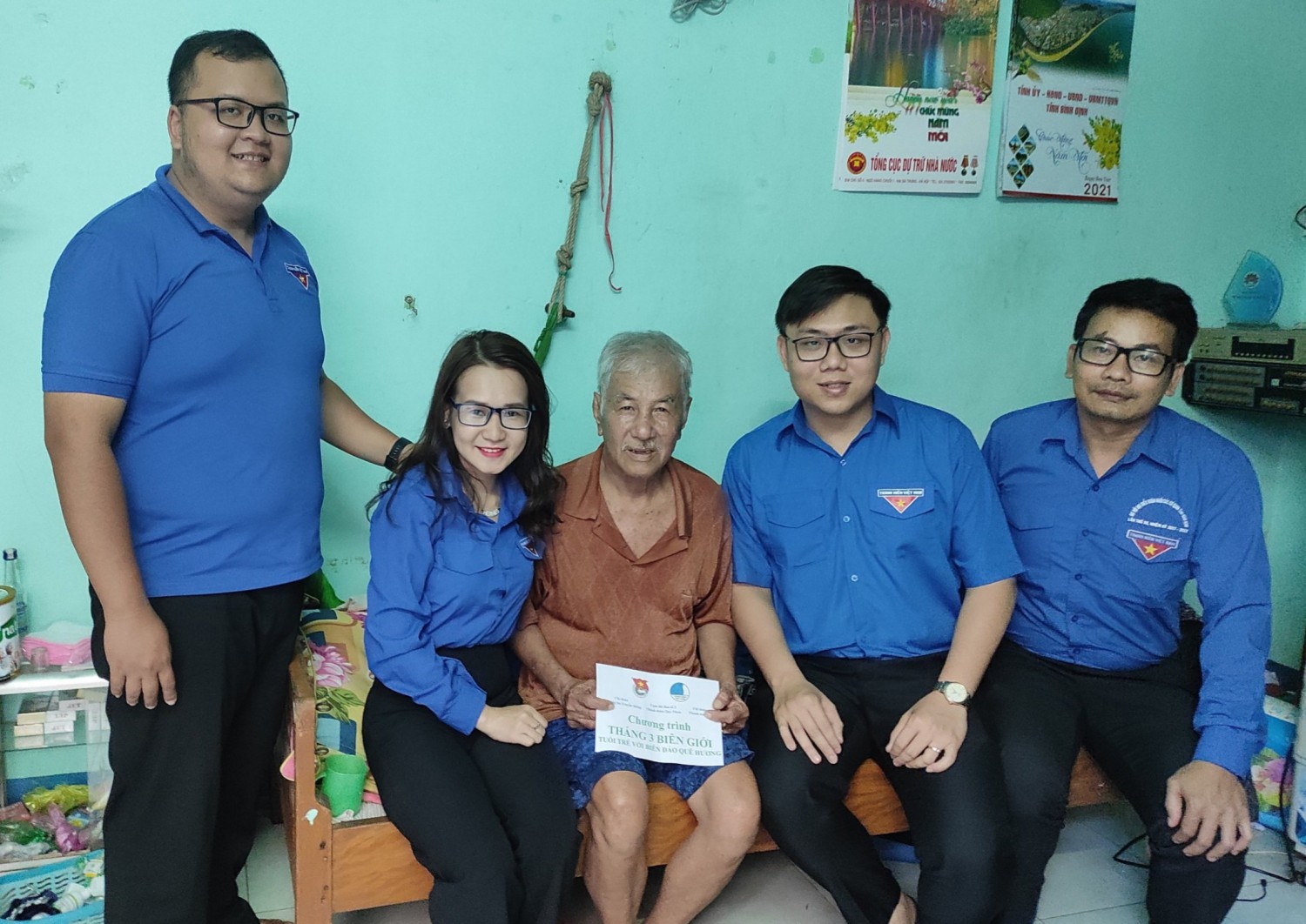 chi doan tang qua cu gia 2021