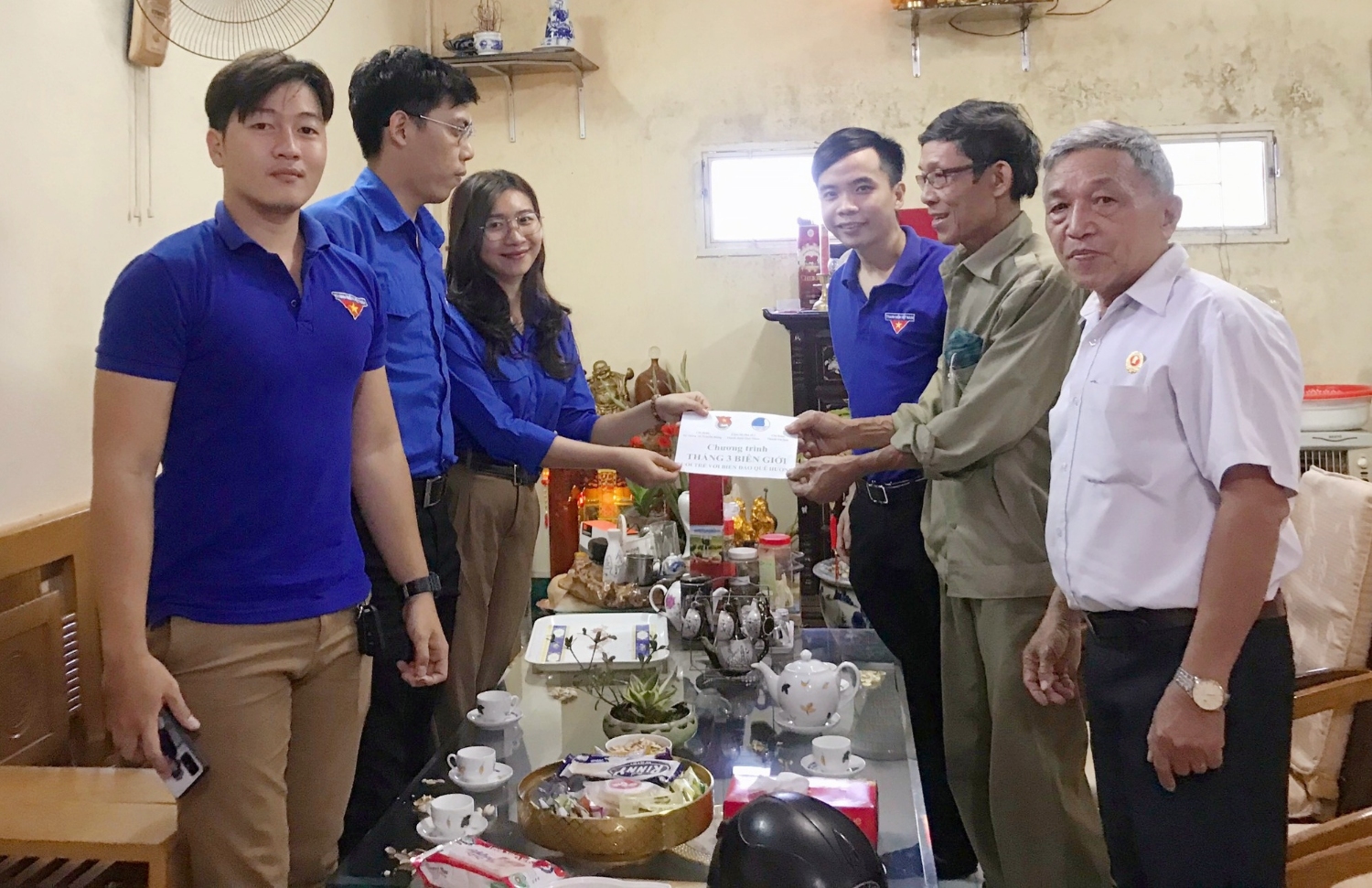 Thăm, tặng quà chú Nguyễn Văn Hòa, cựu chiến binh phường Ghềnh Ráng, TP. Quy Nhơn