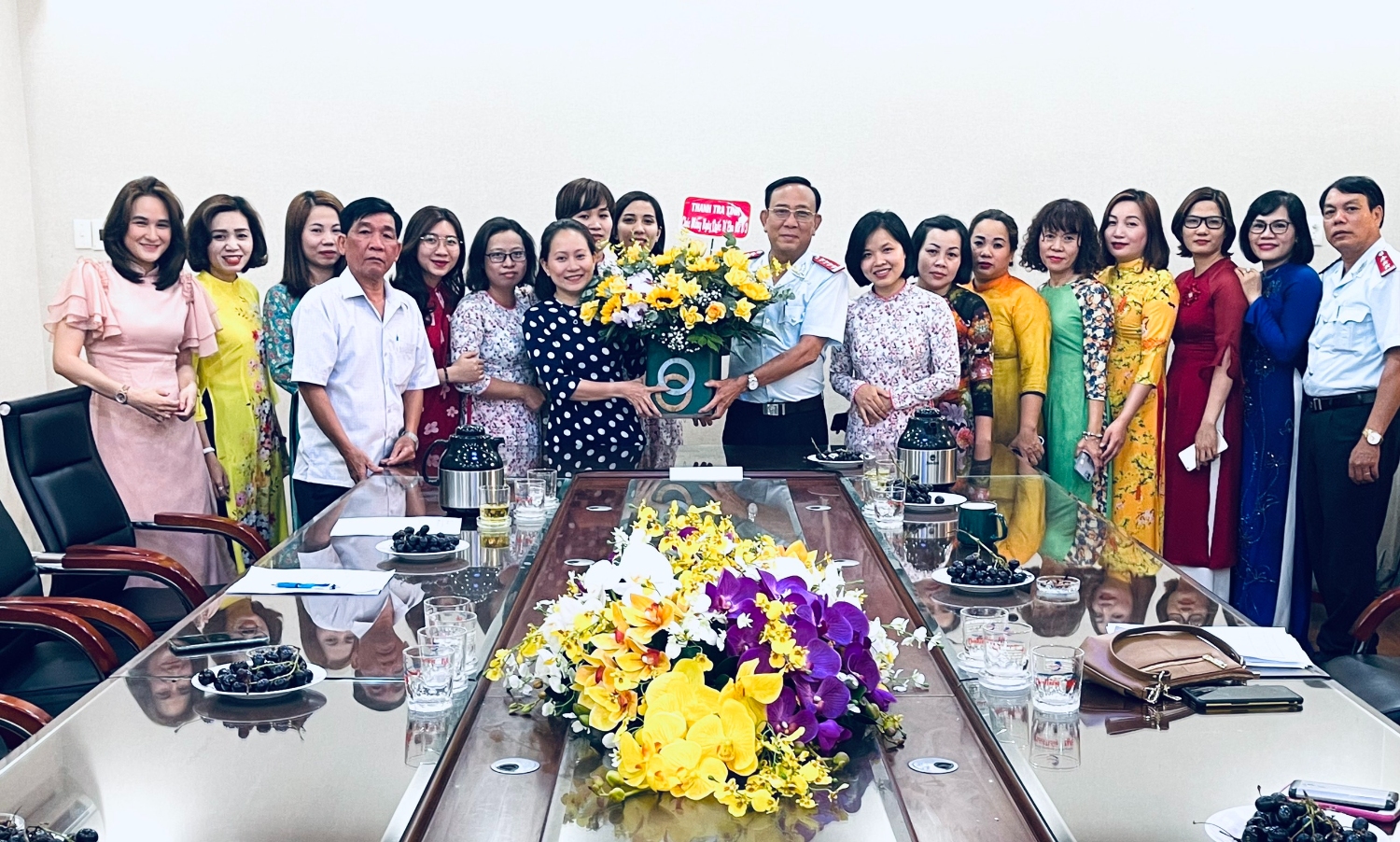 Lãnh đạo Thanh tra tỉnh tặng hoa chúc mừng chị em nhân dịp Ngày Quốc tế Phụ nữ 08/3