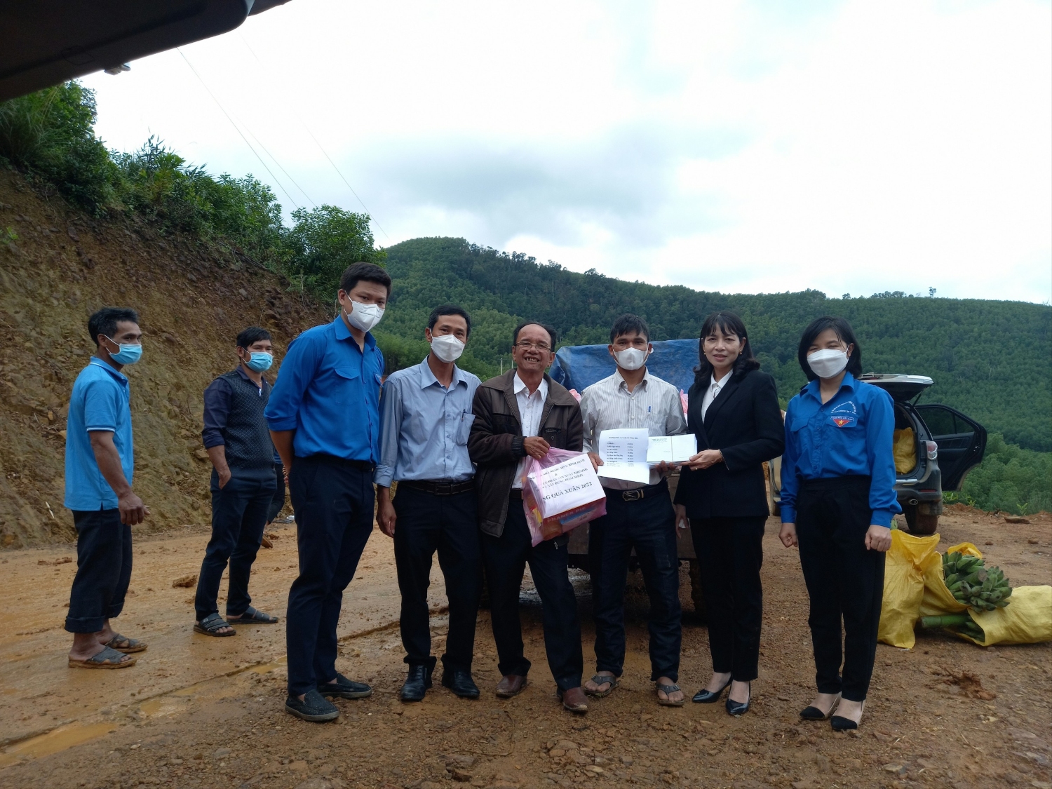 Phó Chánh Thanh tra tỉnh Lê Thị Hồng Vân và Giám đốc Công ty Cổ phần SXTM và XD Hoài Nhơn tặng quà cho đại diện Nhân dân Thôn 5