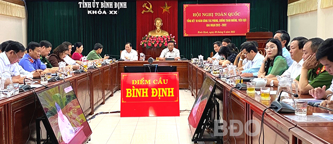 Đ/c Lê Kim Toàn - Phó Bí thư Thường trực Tỉnh ủy, Trưởng Đoàn ĐBQH tỉnh, Phó trưởng Ban Chỉ đạo PCTN-TC tỉnh và Đ/c Nguyễn Phi Long - Phó Bí thư Tỉnh ủy, Chủ tịch UBND tỉnh chủ trì hội nghị tại điểm cầu Tỉnh ủy Bình Định. Ảnh: N.HÂN