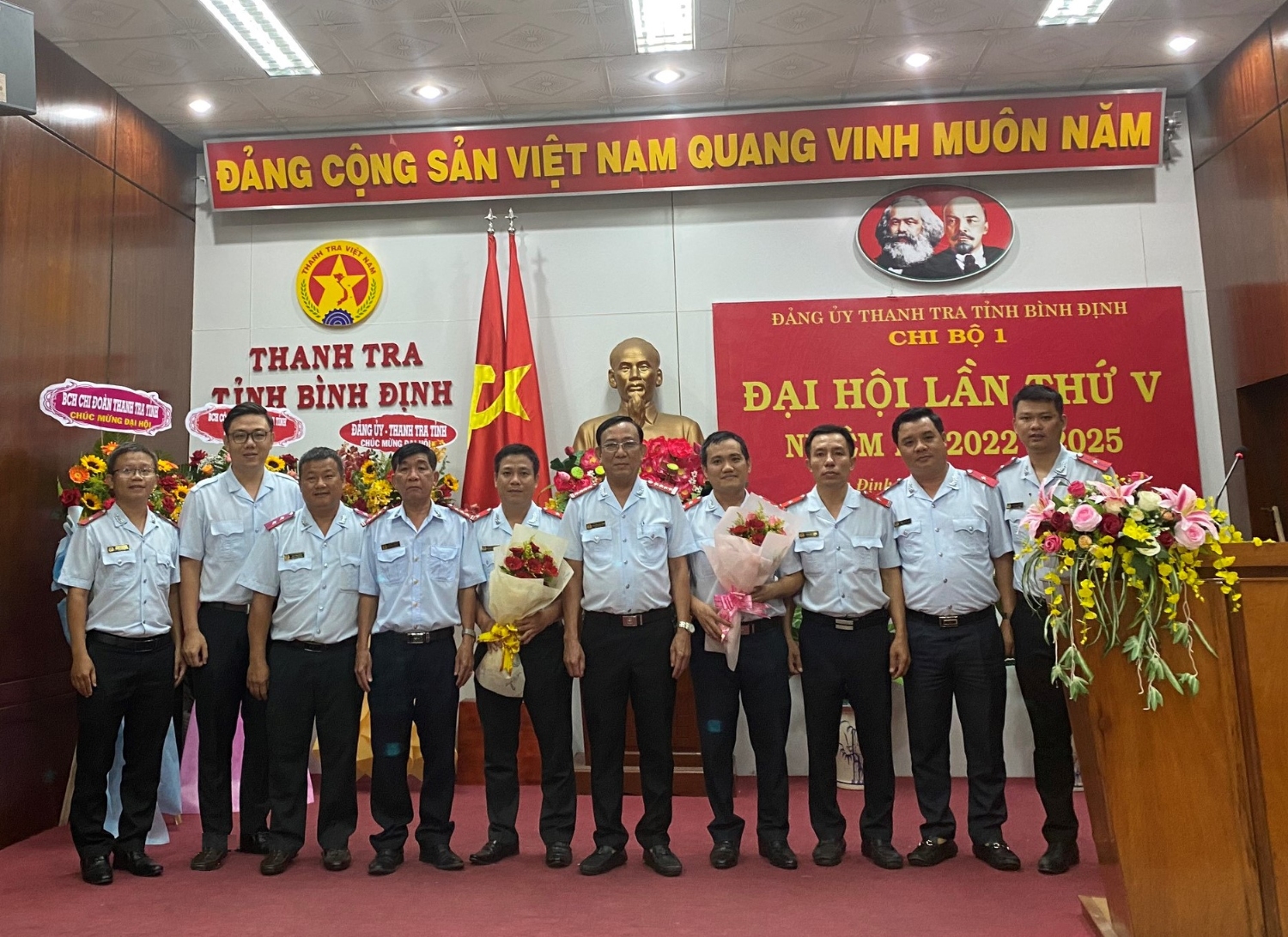 Đ/c Nguyễn Văn Thơm, Tỉnh uỷ viên, Bí thư Đảng uỷ, Chánh Thanh tra tỉnh (đứng giữa) và tập thể chi bộ 1