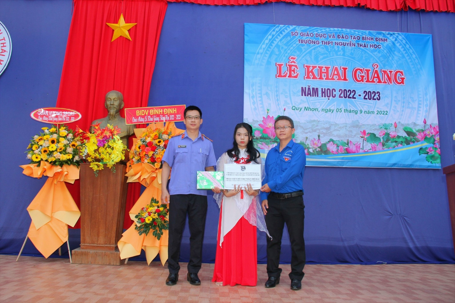 Bí thư Chi đoàn Thanh tra tỉnh và VKSND tỉnh tặng quà cho em Dương Hồng Nhung