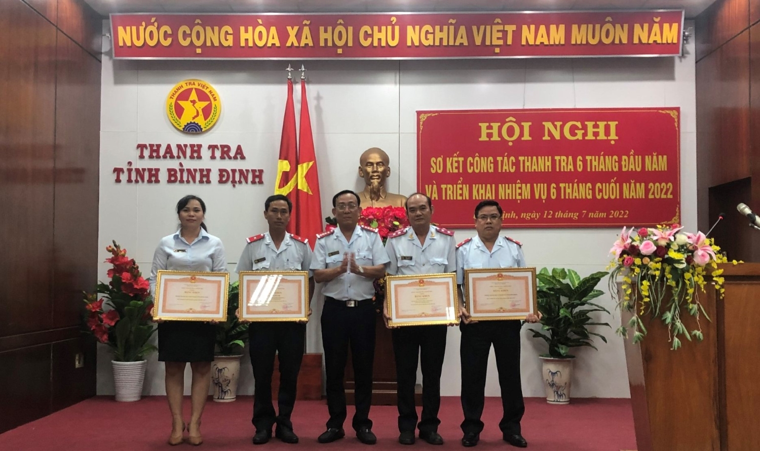 Đ/c Nguyễn Văn Thơm, Tỉnh uỷ viên, Chánh Thanh tra tỉnh trao Bằng khen của Thanh tra Chính phủ năm 2021 cho các tập thể, cá nhân