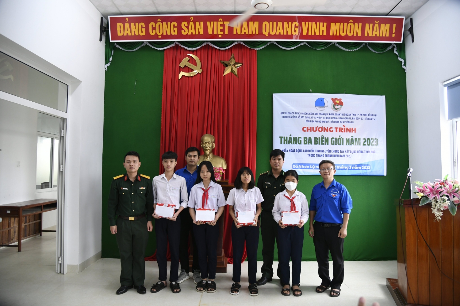 Đ/c Nguyễn Quang Trung, Bí thư Chi đoàn Thanh tra tỉnh (người ngoài cùng bên phải) và đại diện các cơ sở đoàn tặng quà cho học sinh có hoàn cảnh khó khăn tại xã Nhơn Lý