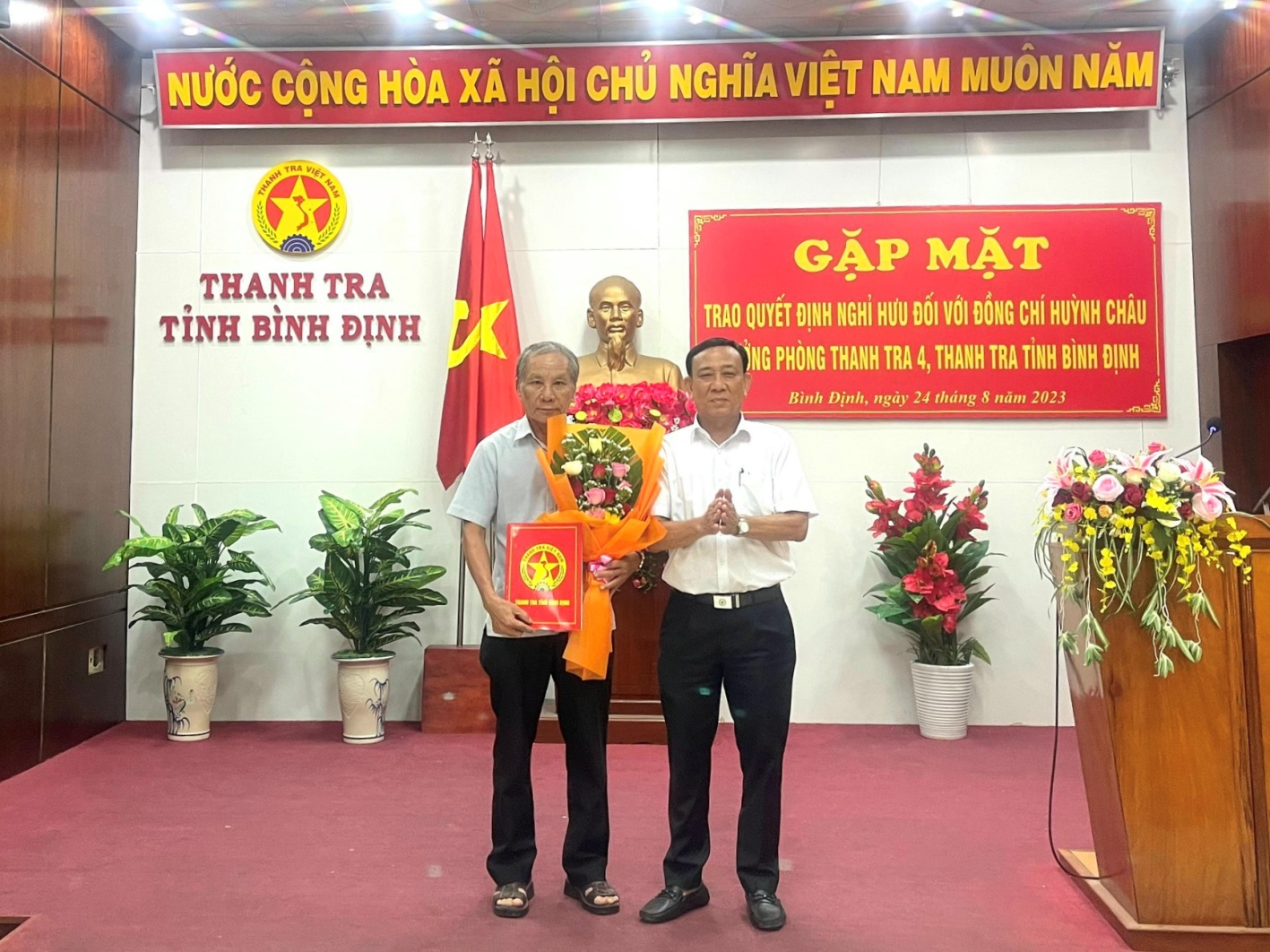 Chánh Thanh tra tỉnh Nguyễn Văn Thơm trao quyết định nghỉ hưu và tặng hoa chúc mừng đ/c Huỳnh Châu