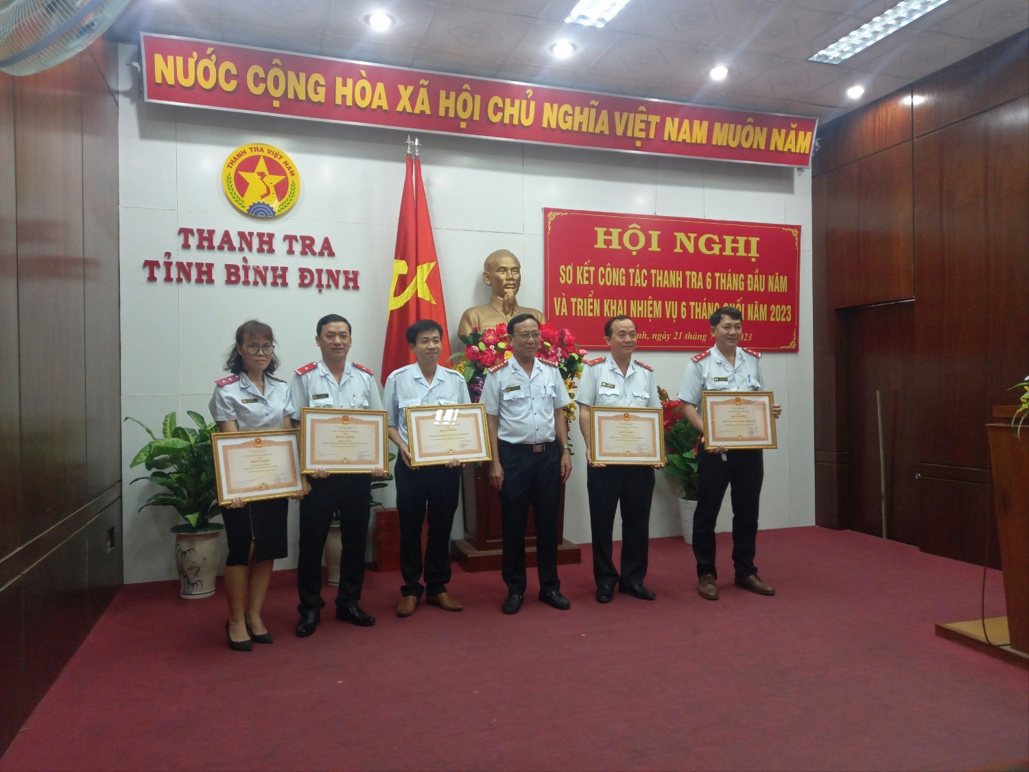 Chánh Thanh tra tỉnh Nguyễn Văn Thơm trao Bằng khen của Tổng Thanh tra Chính phủ cho các tập thể, cá nhân thuộc ngành Thanh tra của tỉnh tại Hội nghị sơ kết công tác thanh tra 6 tháng đầu năm 2023.