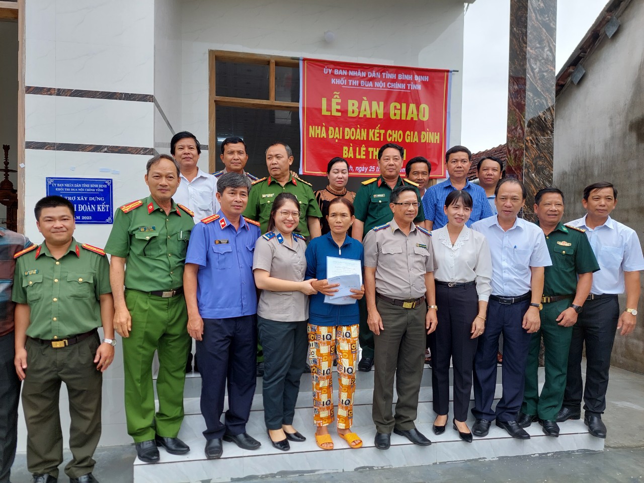 Ảnh: Lễ bàn giao nhà đại đoàn kết cho đình bà Lê Thị Hạnh ở thôn An Sơn, xã Hoài Châu, huyện Hoài Nhơn