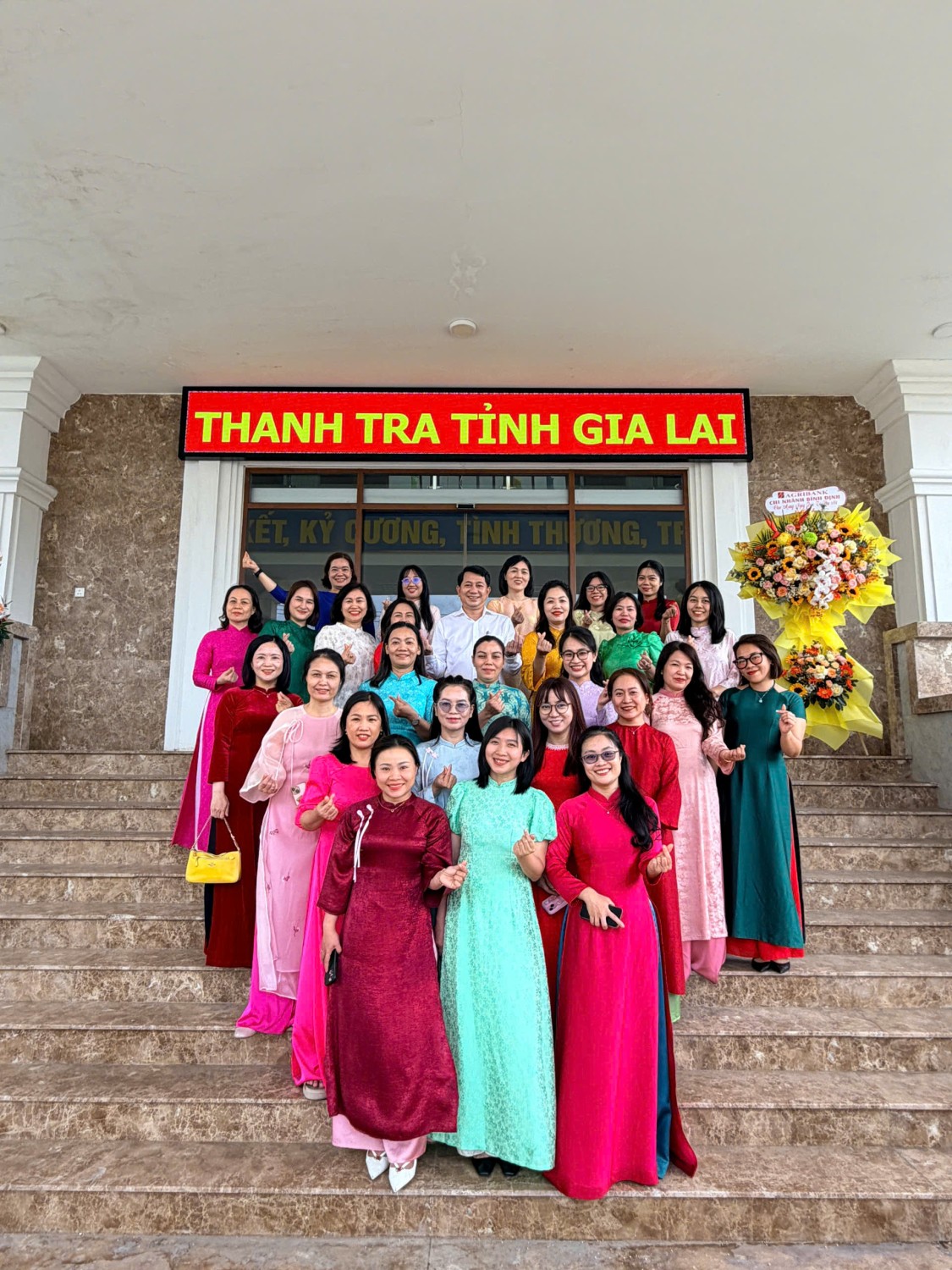 Lãnh đạo Thanh tra tỉnh chụp ảnh lưu niệm với nữ công chức Thanh tra tỉnh